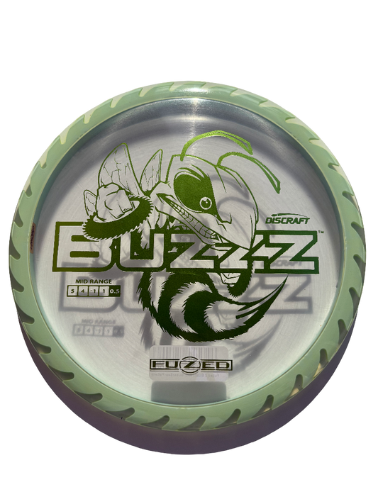 Grön FuZed Line Buzzz Saw Pattern discgolfdisc från DiscSpot Sverige, designad för exakt kast och bra flygbana