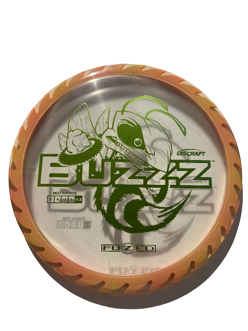 Beige FuZed Line Buzzz Saw Pattern discgolfdisc från DiscSpot i Sverige, designad för kontroll och precision på banan