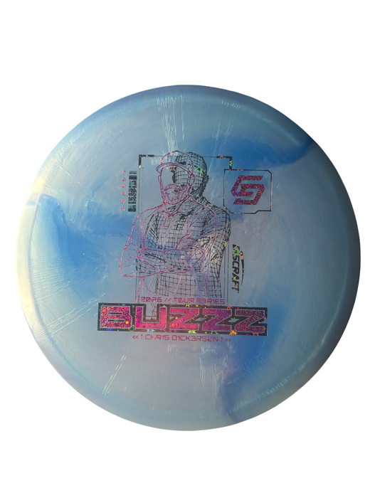 Discraft Chris Dickerson 2026 Tour Series Buzzz V2 – midrange discgolfdisc i Special Blend-plast med exklusiv V2-design.