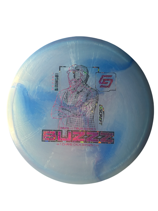 Discraft Chris Dickerson 2026 Tour Series Buzzz V2 – midrange discgolfdisc i Special Blend-plast med exklusiv V2-design.