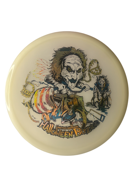 Discraft Mega-Glo Buzzz Halloween 2026 – självlysande midrange i Mega-Glo-plast med exklusiv Halloween-design och trefärgad foliering.
