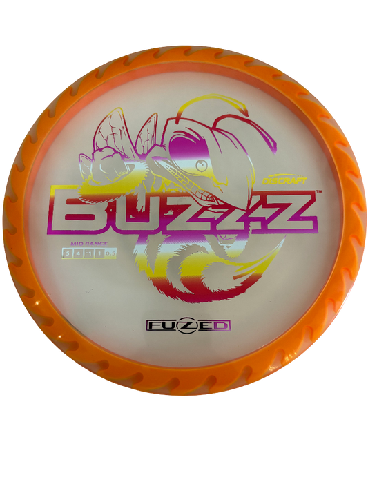 Orange FuZed Line Buzzz Saw Pattern discgolfdisc från DiscSpot Sverige, idealisk för exakta kast och stabil flygbana