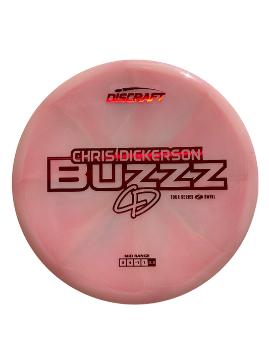Rosa Z Swirl Buzzz Chris Dickerson Tour Series 2025 discgolfdisc från DiscSpot Sverige, perfekt för tävling och fritid